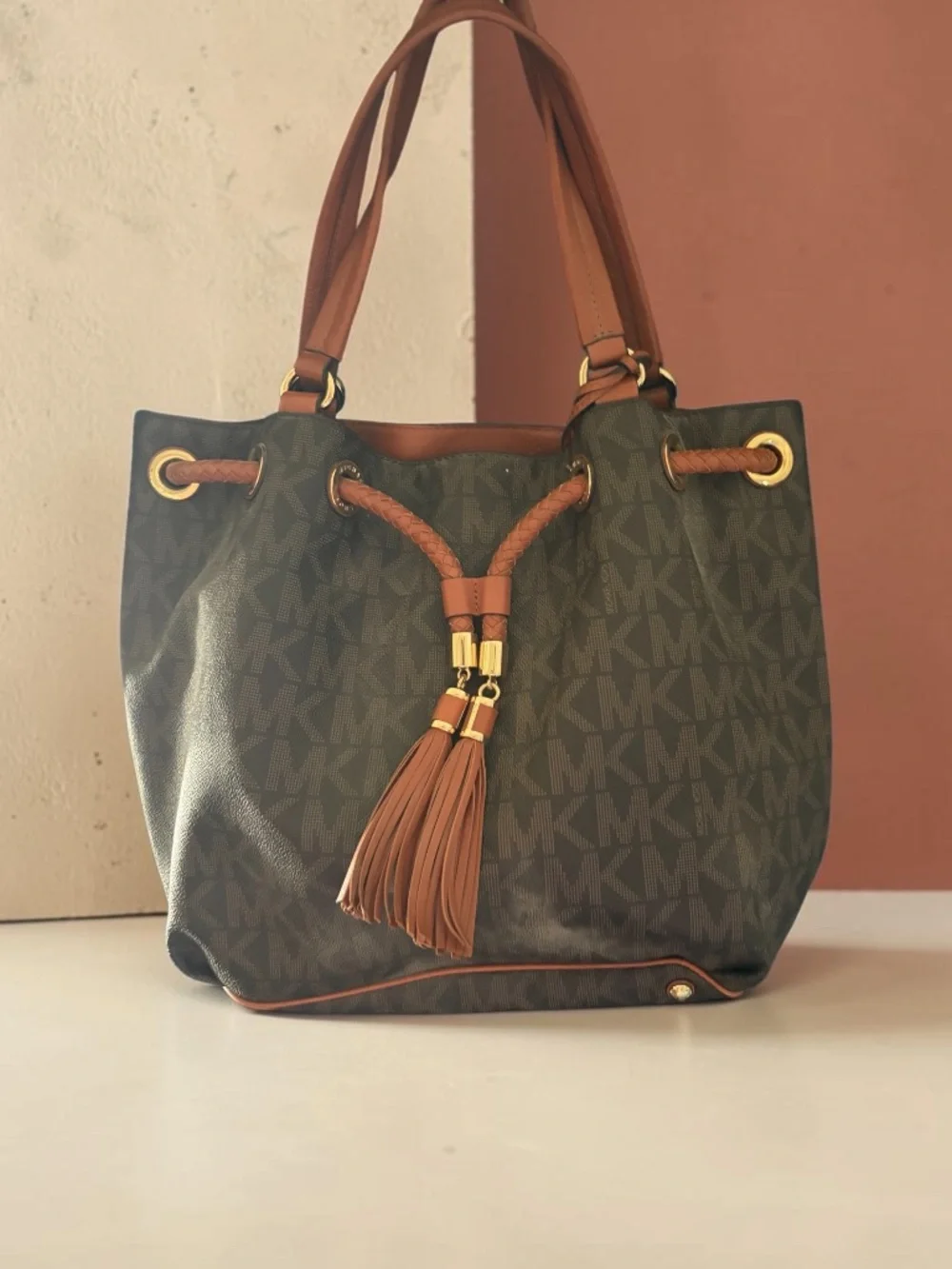 Stylish Michael Kors Buckey Bag